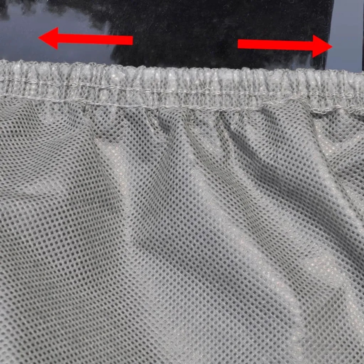 Detailaufnahme der grauen vidaXL Vollgarage XXL aus Vliesstoff mit Gummizug für Frostschutz.