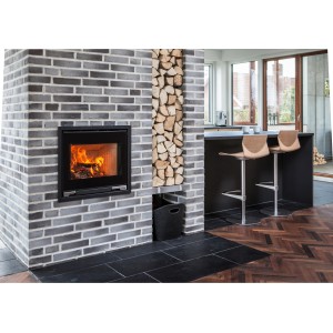 Aduro 5.1 Kaminofen, Stahl schwarz, 7 kW, mit Holzscheiten und Feuer im Brennraum.