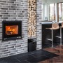 Aduro 5.1 Kaminofen, Stahl schwarz, 7 kW, mit Holzscheiten und Feuer im Brennraum.