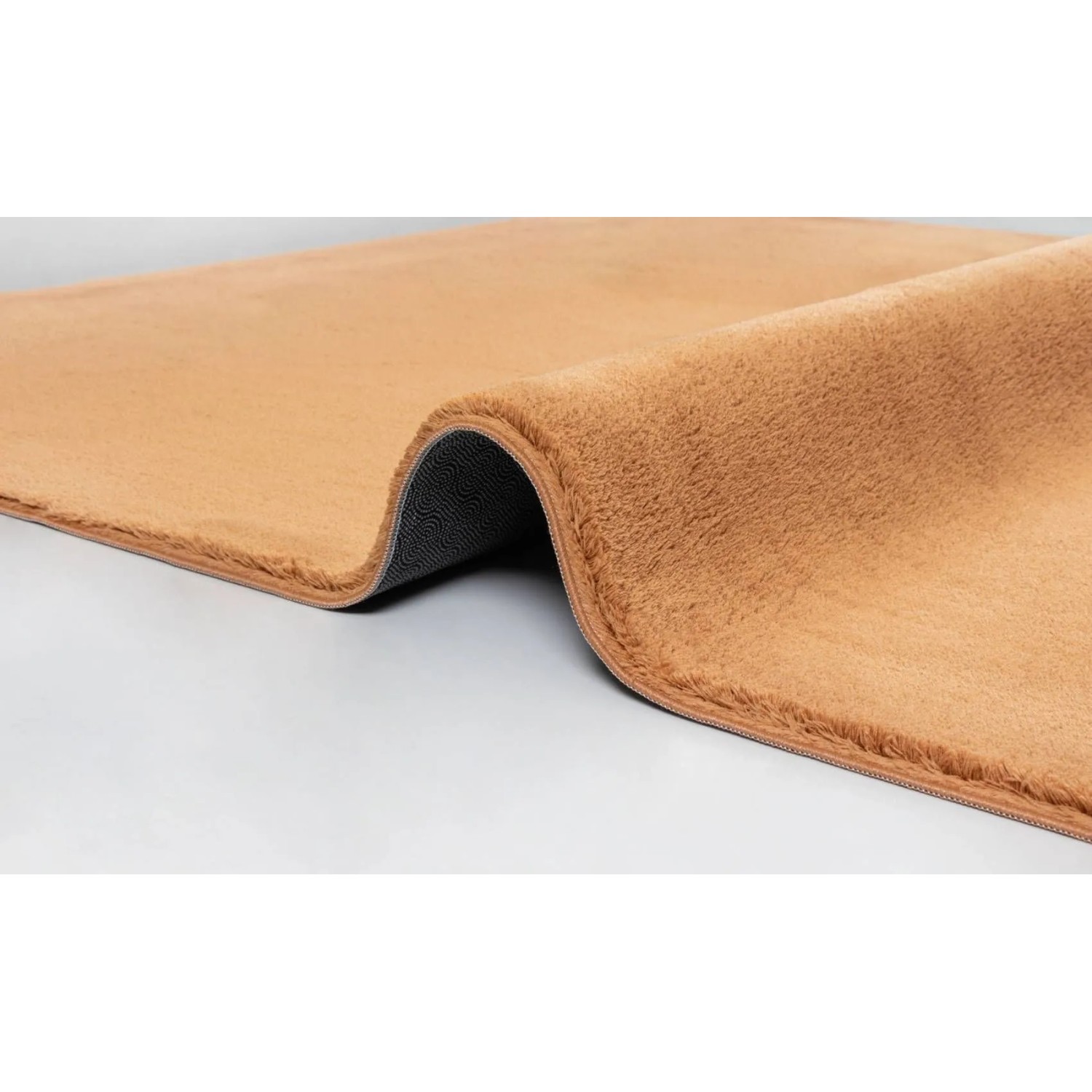 Orangefarbener Floornovo Hochflor Teppich, 340x240 cm, Detailaufnahme der weichen Textur.