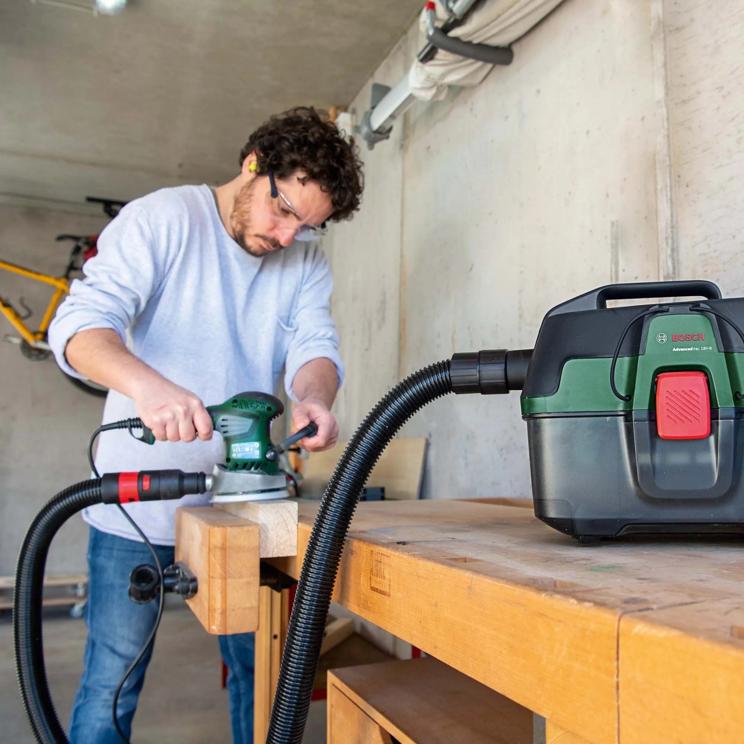 Bosch Akkusauger AdvancedVac 18V-8 im Einsatz mit Schleifgerät. Nass- & Trockensauger für Werkstatt.