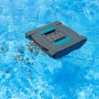 Bestway AquaTronix Pro G300 Poolroboter im Pool, reinigt Blätter und Schmutz.