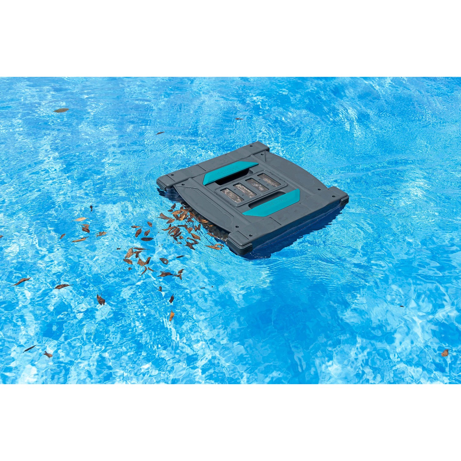 Bestway AquaTronix Pro G300 Poolroboter im Pool, reinigt Blätter und Schmutz.