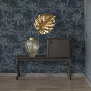 Dunkelblaue Palmen Tapete von Bricoflor mit goldenem Blatt in Vase auf Tisch.