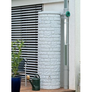 Arves Regentonne Arcado 460 l in Granit-Optik mit Wasserhahn und Regensammler vor Hauswand.