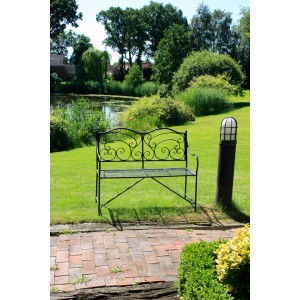 Schwarze Garden Pleasure Gartenbank Vesuv mit verzierter Lehne im Garten.