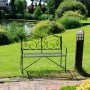 Schwarze Garden Pleasure Gartenbank Vesuv mit verzierter Lehne im Garten.
