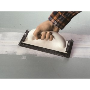 LUX Gitterleinen im Einsatz: Schleifen einer gespachtelten Fläche mit Schleifgitter, 10er Pack, Körnung K100.