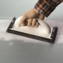 LUX Gitterleinen im Einsatz: Schleifen einer gespachtelten Fläche mit Schleifgitter, 10er Pack, Körnung K100.