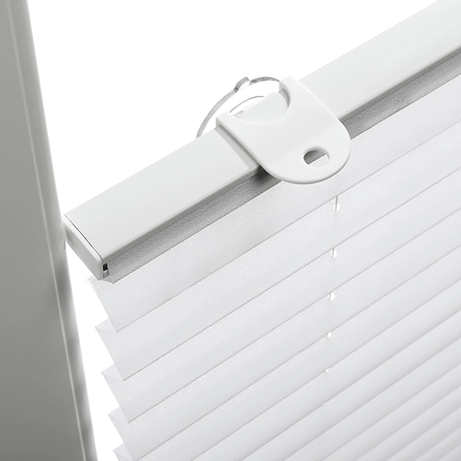 Detailaufnahme: Weißes Gardinia Dachfenster-Plissee mit Saugnäpfen.