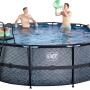 Grauer EXIT Stone Pool ø 488 cm mit Leiter und Personen im Wasser.
