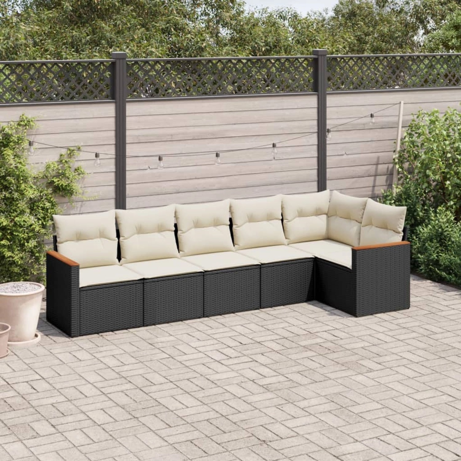 Schwarze 6-tlg. vidaXL Garten-Sofagarnitur aus Poly Rattan mit cremefarbenen Kissen.