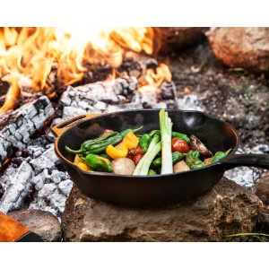 Petromax Feuerpfanne FP30-T mit Gemüse am Lagerfeuer. Gusseisenpfanne mit Stiel, Ø 30 cm.