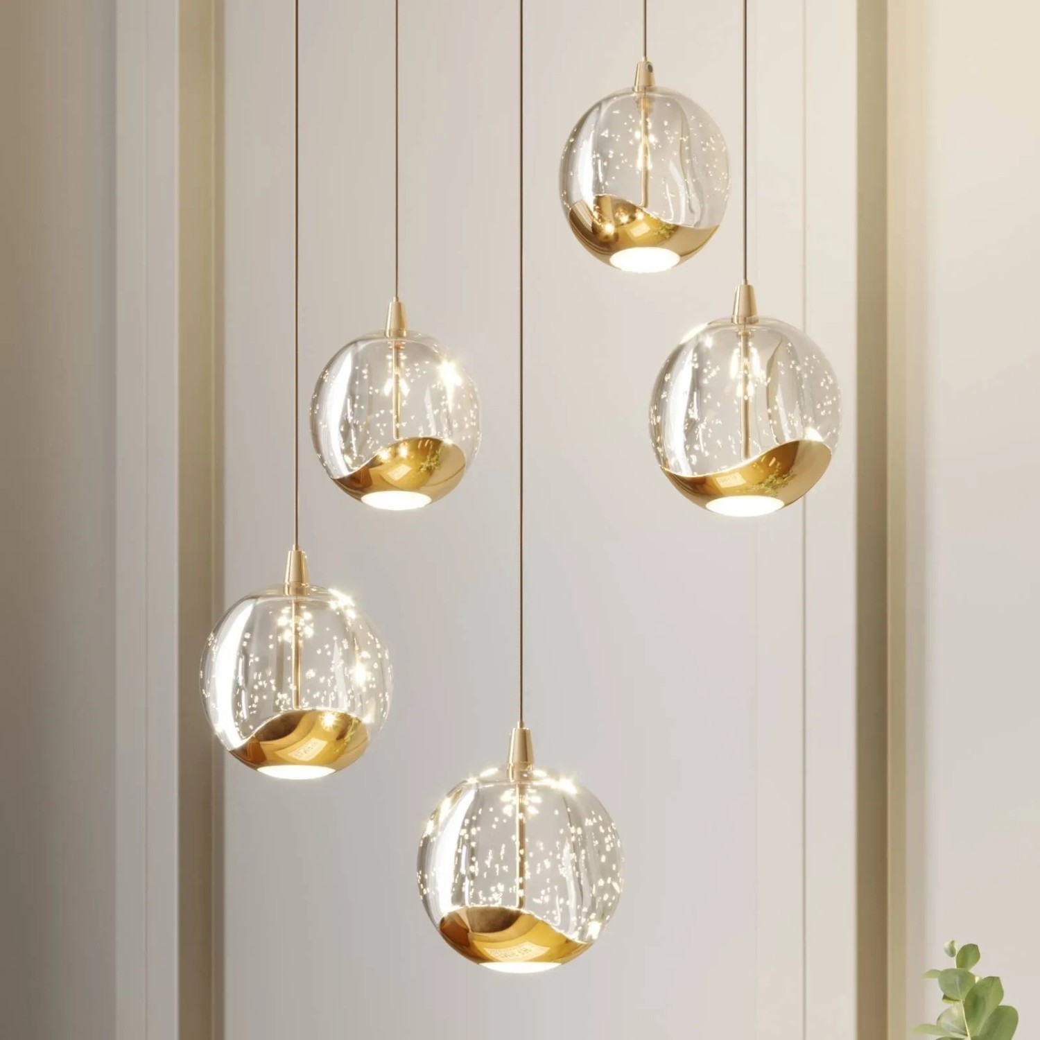 Moderne Lucande LED Pendelleuchte Hayley mit transparenten Glaskugeln, 5-flammig für Wohnzimmer.