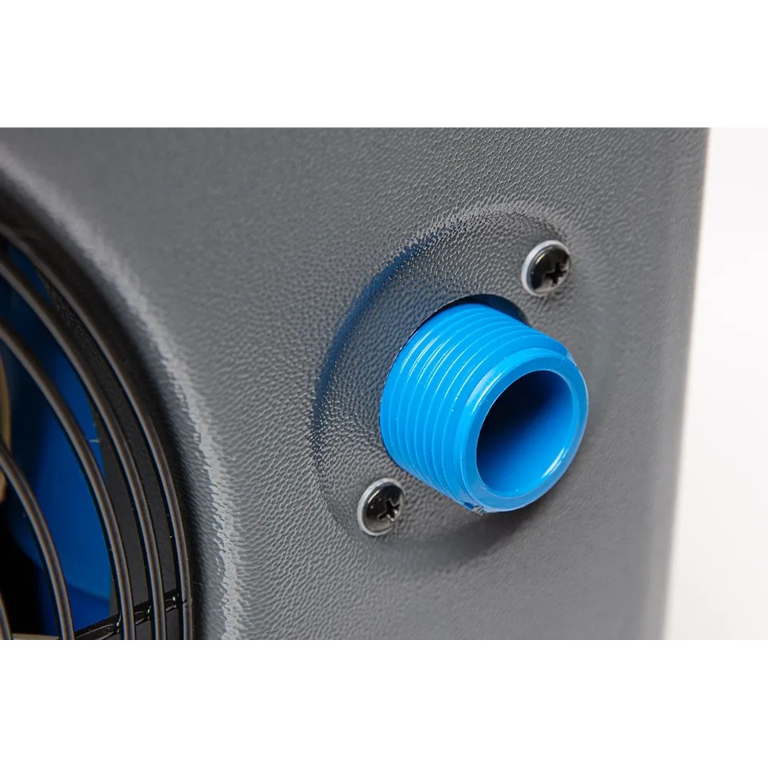Detailaufnahme: Blaue Wasseranschluss einer grauen Wärmepumpe Mini für Pools.