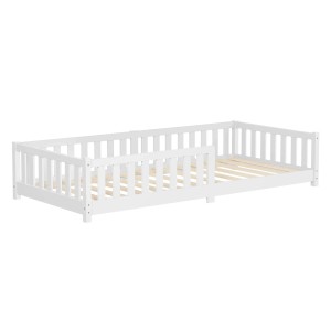 Weißes Kinderbett 90x200 cm aus Kiefernholz mit Lattenrost und Rausfallschutz für sicheren Schlaf.