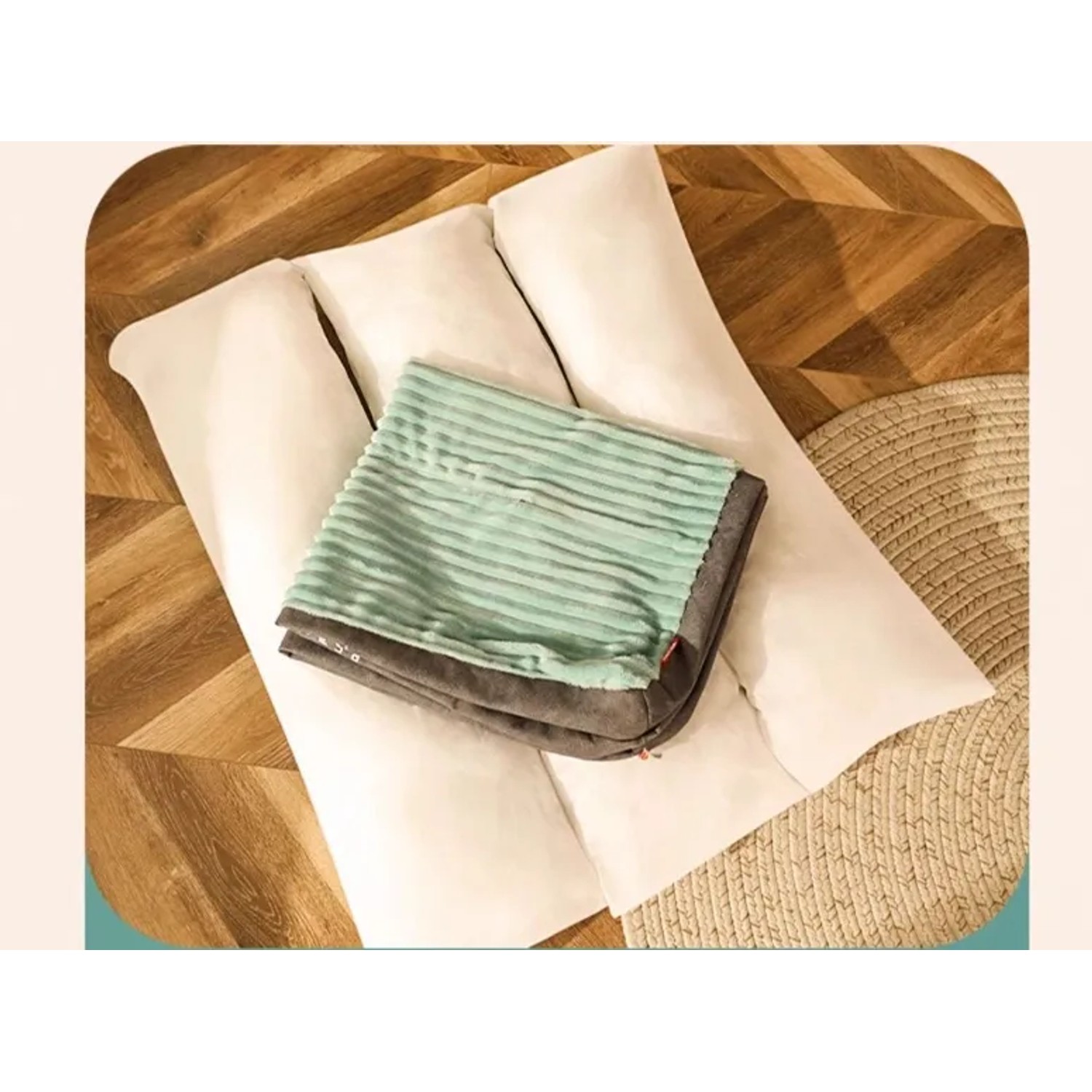 Grünes Petsation Ganzjahres-Hundebett (60 cm) mit Kissen und Decke auf Holzboden.