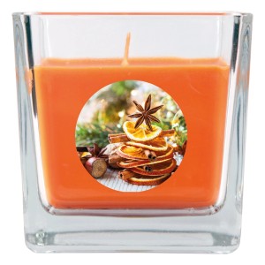 Orangefarbene Duftkerze im Glas mit Weihnachtsmotiv (Zimt, Sternanis, Orange).