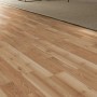 Verlegter Laminatboden Comfort Eiche Royal Elm 7 mm im Wohnraum mit Möbeln.