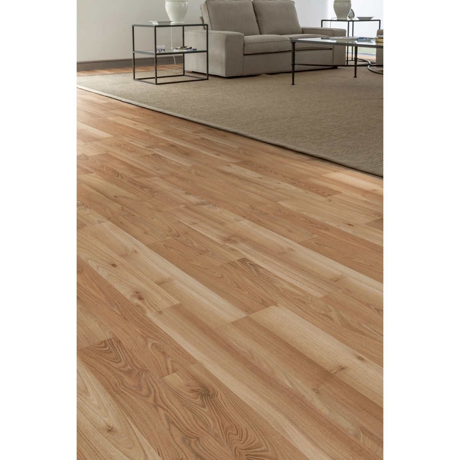 Verlegter Laminatboden Comfort Eiche Royal Elm 7 mm im Wohnraum mit Möbeln.