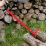 TRUTZHOLM Fällheber 130cm mit Wendehaken im Einsatz zum Heben eines Baumstamms vor Holzstapel.