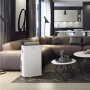 Weißes Midea Klimagerät Silent Cool 26 Pro im Wohnraum. Mobile Klimaanlage für angenehme Kühle.