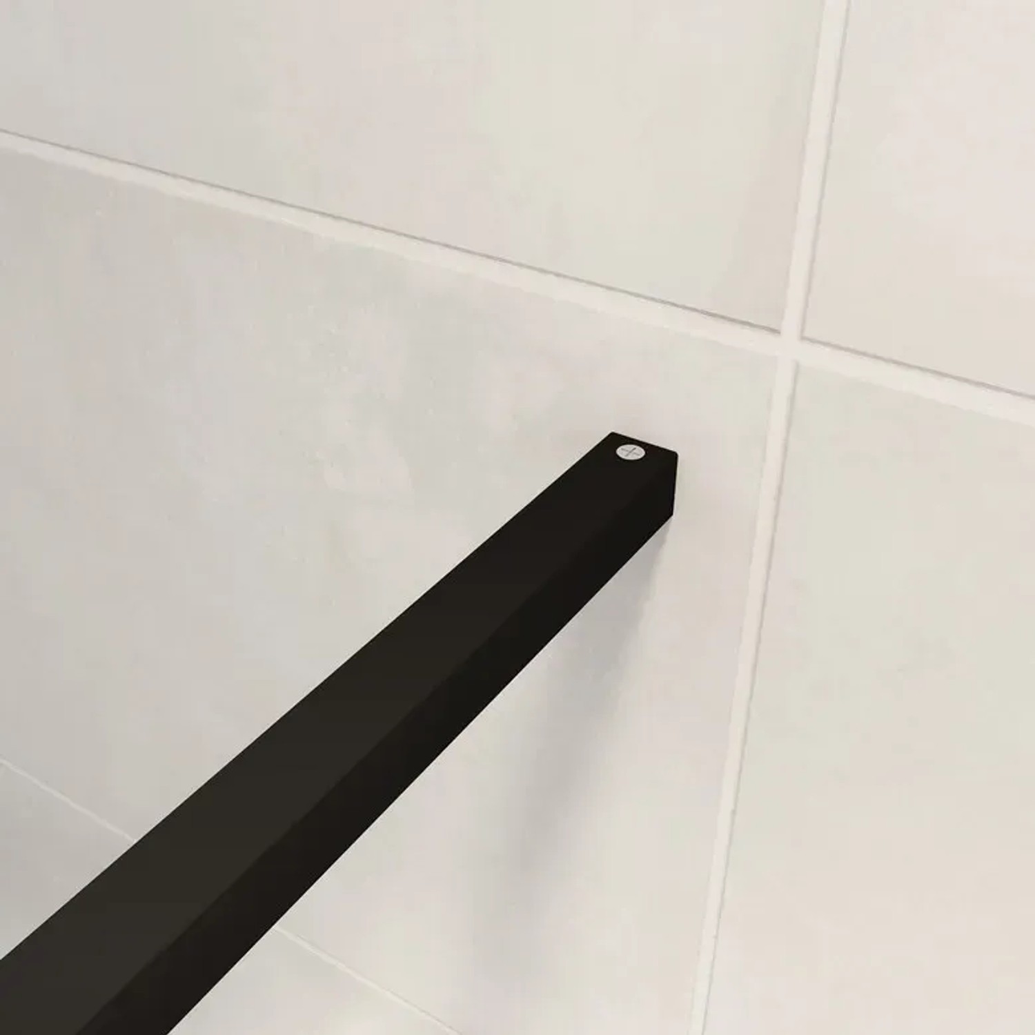 Detailaufnahme Stabilisierungsstange (140cm) in Schwarz für Duschparadies Walk-In Dusche.