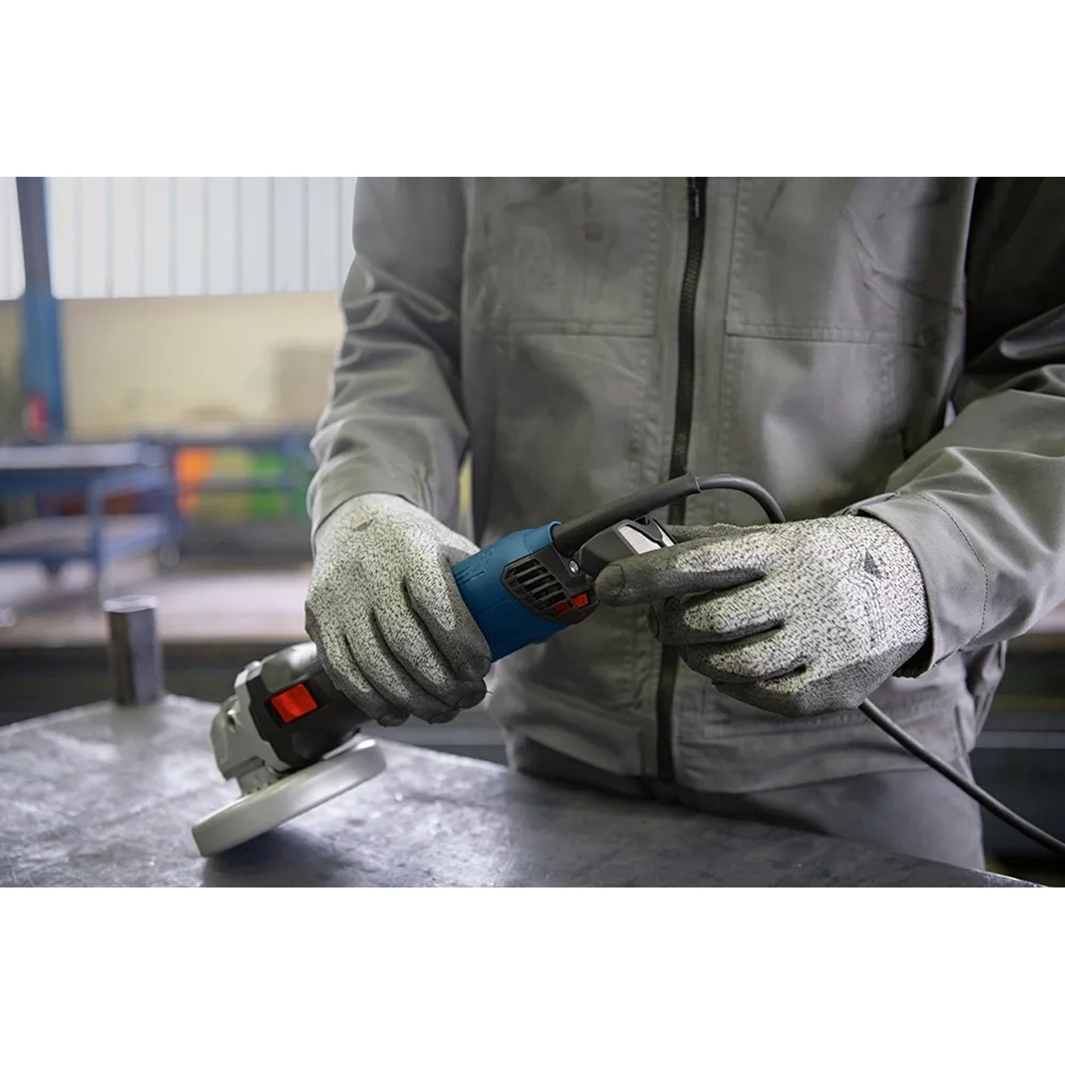 Bosch Professional GWS 17-125 Winkelschleifer in Aktion, blaue Gehäusefarbe.