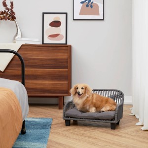 Hund liegt im grauen Teamson Pets Lachesis Sofa-Bett. Indoor Garten Hundekörbchen mit geflochtenem Design.