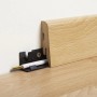 Sockelleiste Eiche, 60 mm hoch, mit Clip-Befestigung und Kabelkanal.