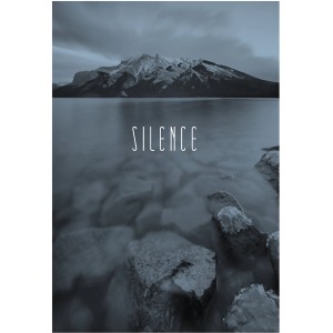 Komar Wandbild Word Lake Steel, 50x70 cm: Bergsee-Motiv mit dem Wort 'Silence'.