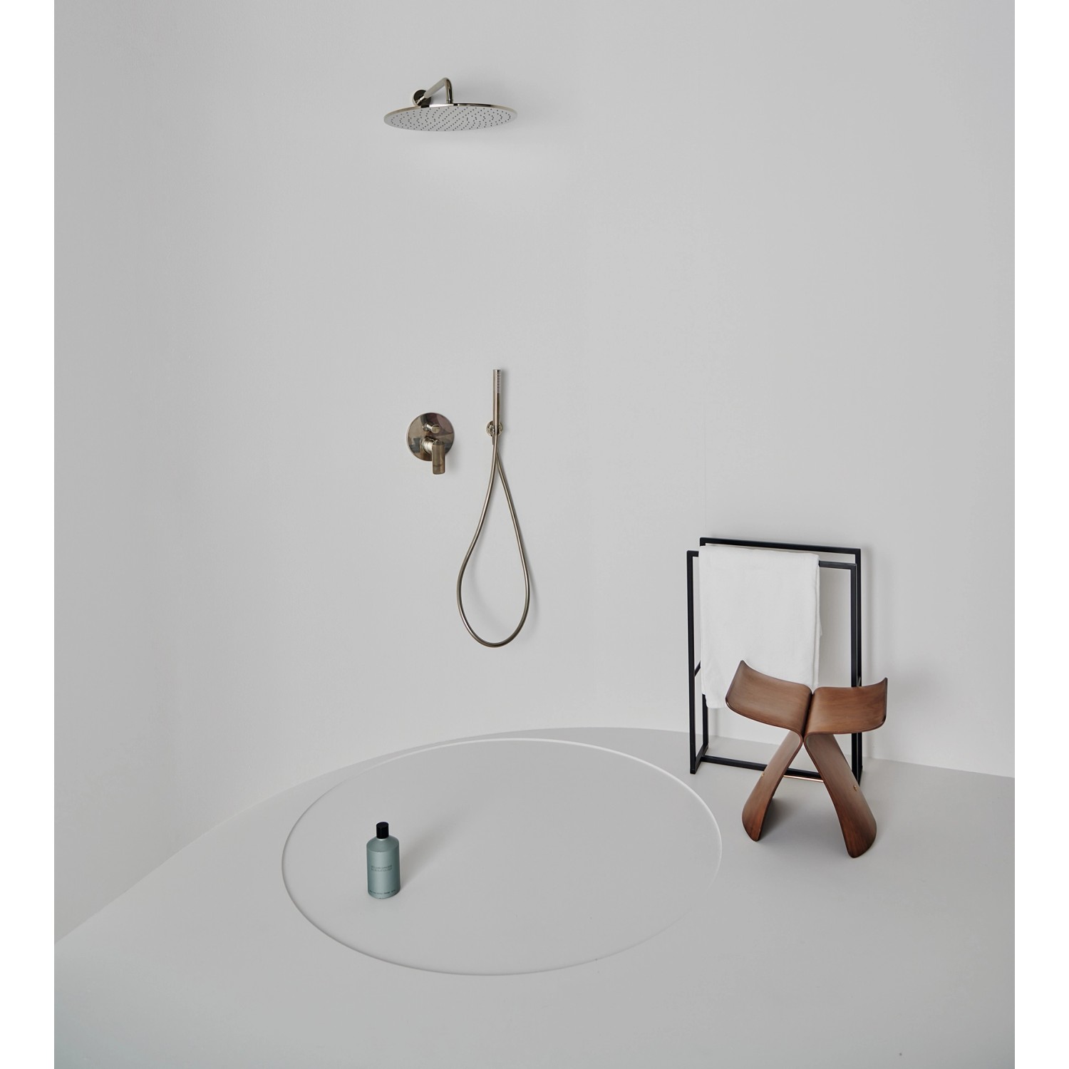 Ideal Standard Brauseschlauch Idealrain Atelier Idealflex 1750 mm in Silver Storm im modernen Badezimmer.