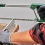 Bosch Bügelsäge mit 300 mm Sägeblatt im Einsatz beim Sägen eines Metallprofils.