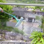 Leifheit Fensterreiniger FlexReach 4 in 1 im Einsatz auf einem Balkon, Reinigungsgeräte.
