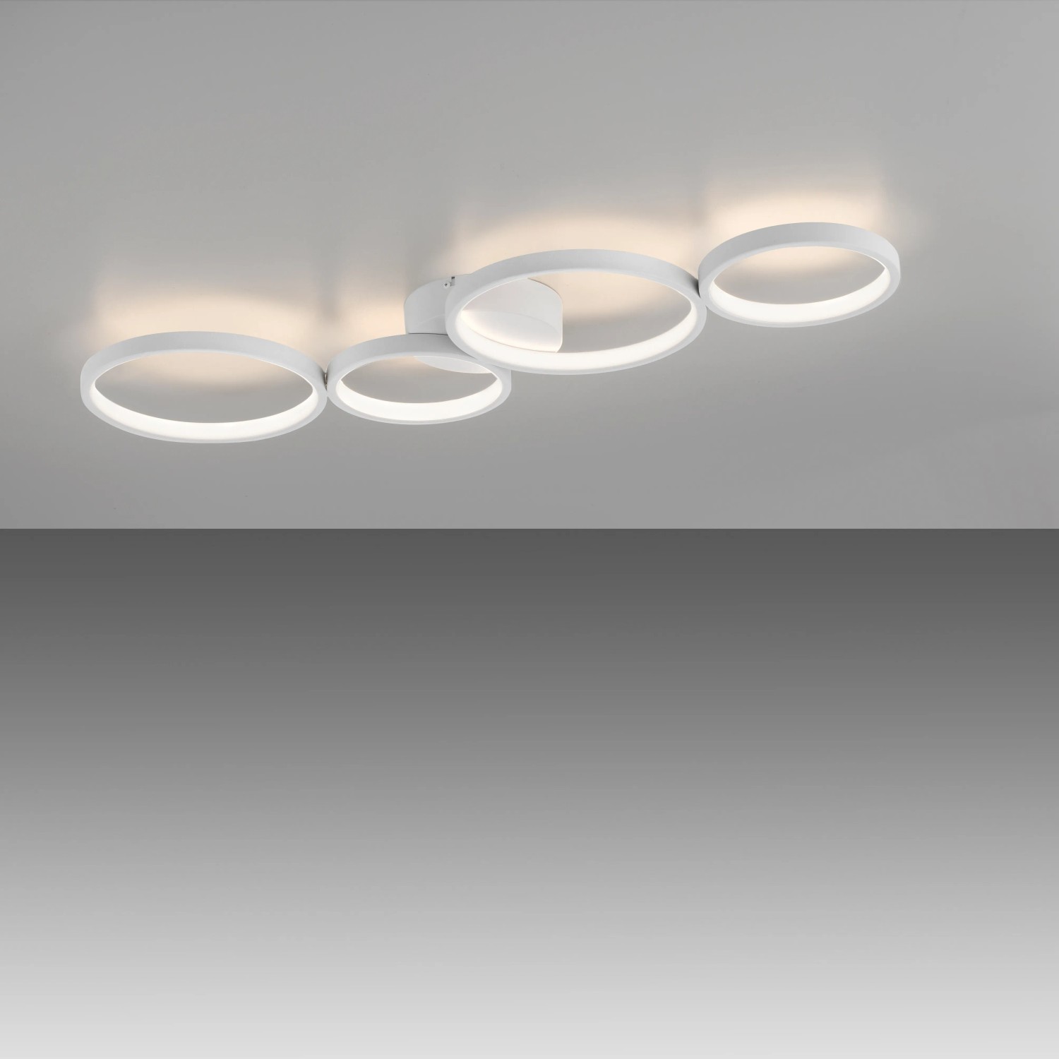 Moderne, weiße LED-Deckenleuchte Kiringe von Paul Neuhaus mit ringförmigem Design.