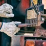Gebol Driver Arbeitshandschuhe Größe 9 aus robustem Rindleder bei der Arbeit.
