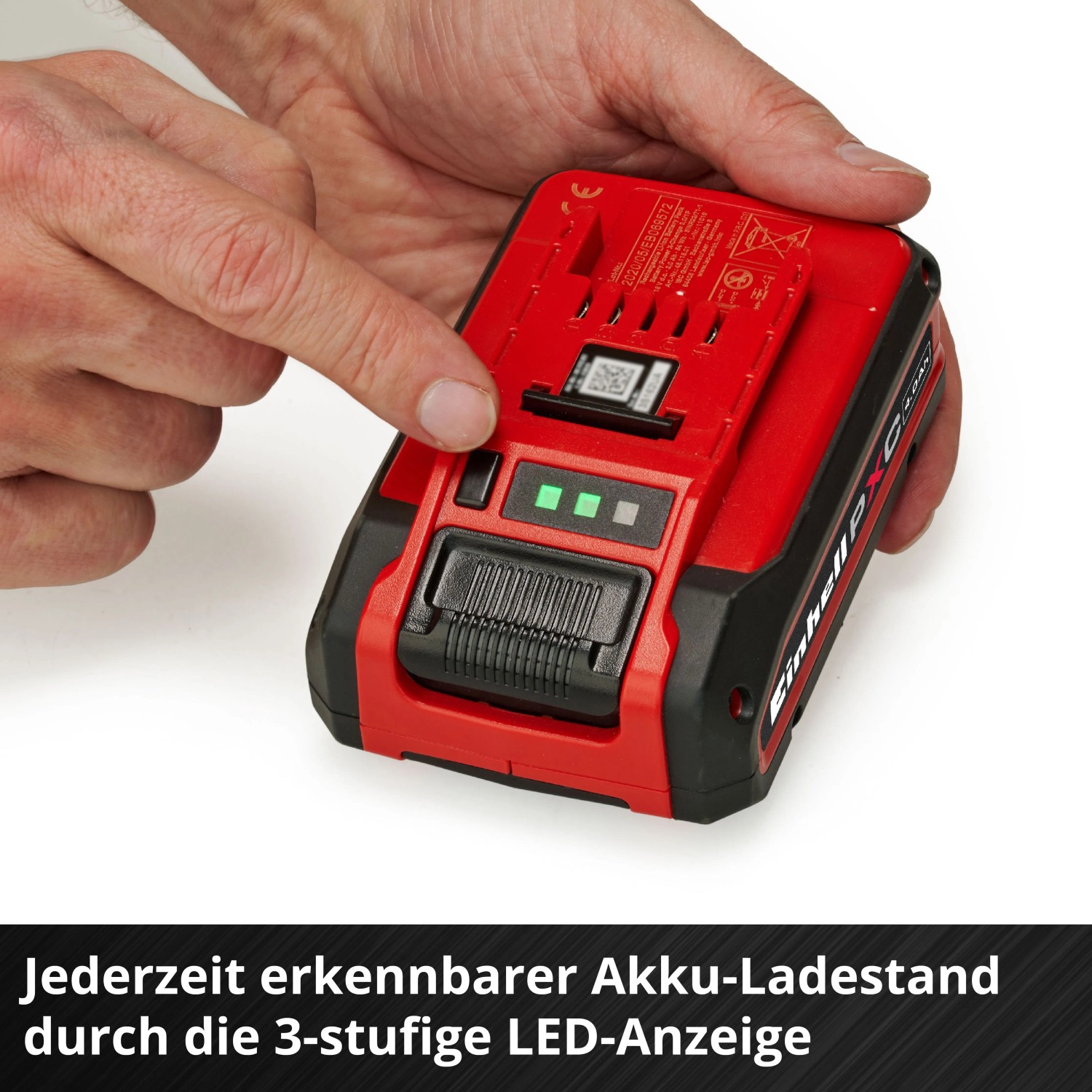 Einhell PXC 4 Ah Akku für Elektrowerkzeuge. Eine Hand prüft den Ladezustand über die 3-stufige LED-Anzeige.