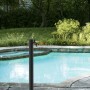 GardWell Wasserzapfstelle Comfort Round Schwarz am Pool auf Holzdeck. Outdoor Dusche.