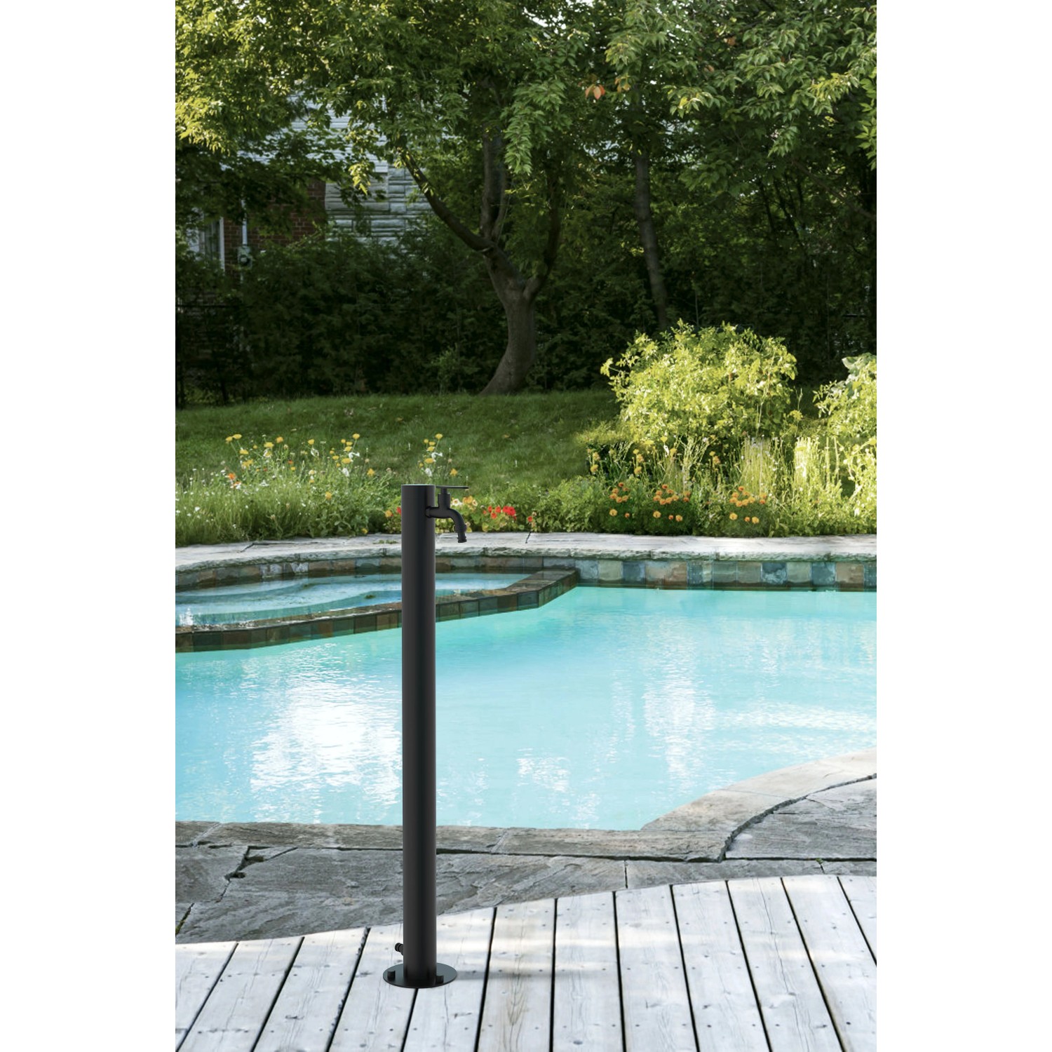 GardWell Wasserzapfstelle Comfort Round Schwarz am Pool auf Holzdeck. Outdoor Dusche.