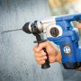 LUX Hammerbohrer Comfort SDS-Plus bohrt in Betonwand, Bohrer Ø 8 mm.