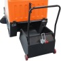 Orange-schwarze DeTec. Aufsitz Kehrmaschine, hinten mit Seitenbürste und abnehmbarem 80L Schmutzbehälter.