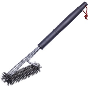 Abgewinkelte Grillbürste mit Kunststoffgriff und Aufhängeschnur für Grillutensilien.