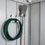 Biohort Gerätehaus Innenansicht: Graue Metallwände mit Halterungen für Gartenschlauch und Spaten. Ordnungssystem.