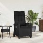 Schwarzer, verstellbarer vidaXL Gartenstuhl aus Poly-Rattan mit Klapptisch für Terrasse und Garten.
