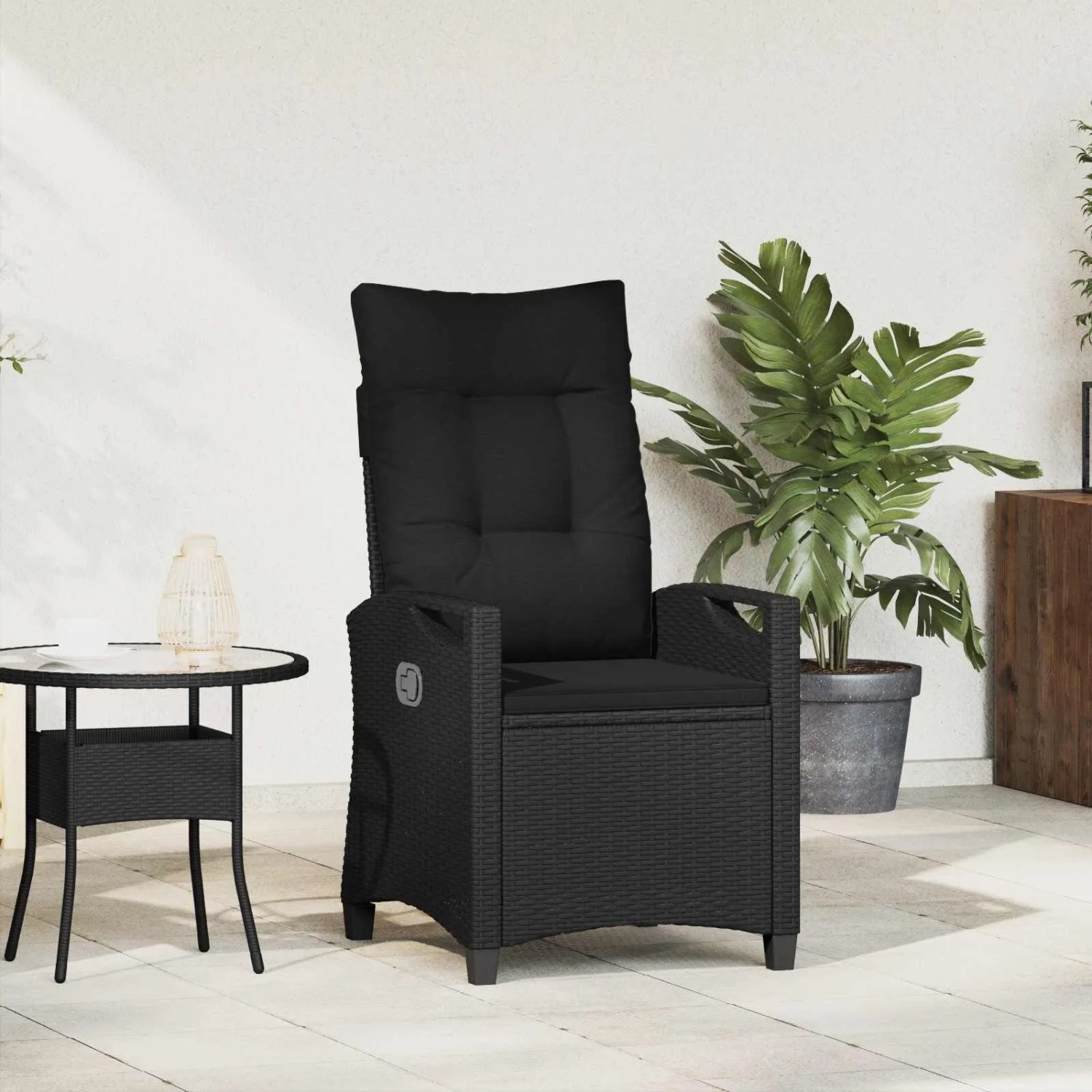 Schwarzer, verstellbarer vidaXL Gartenstuhl aus Poly-Rattan mit Klapptisch für Terrasse und Garten.