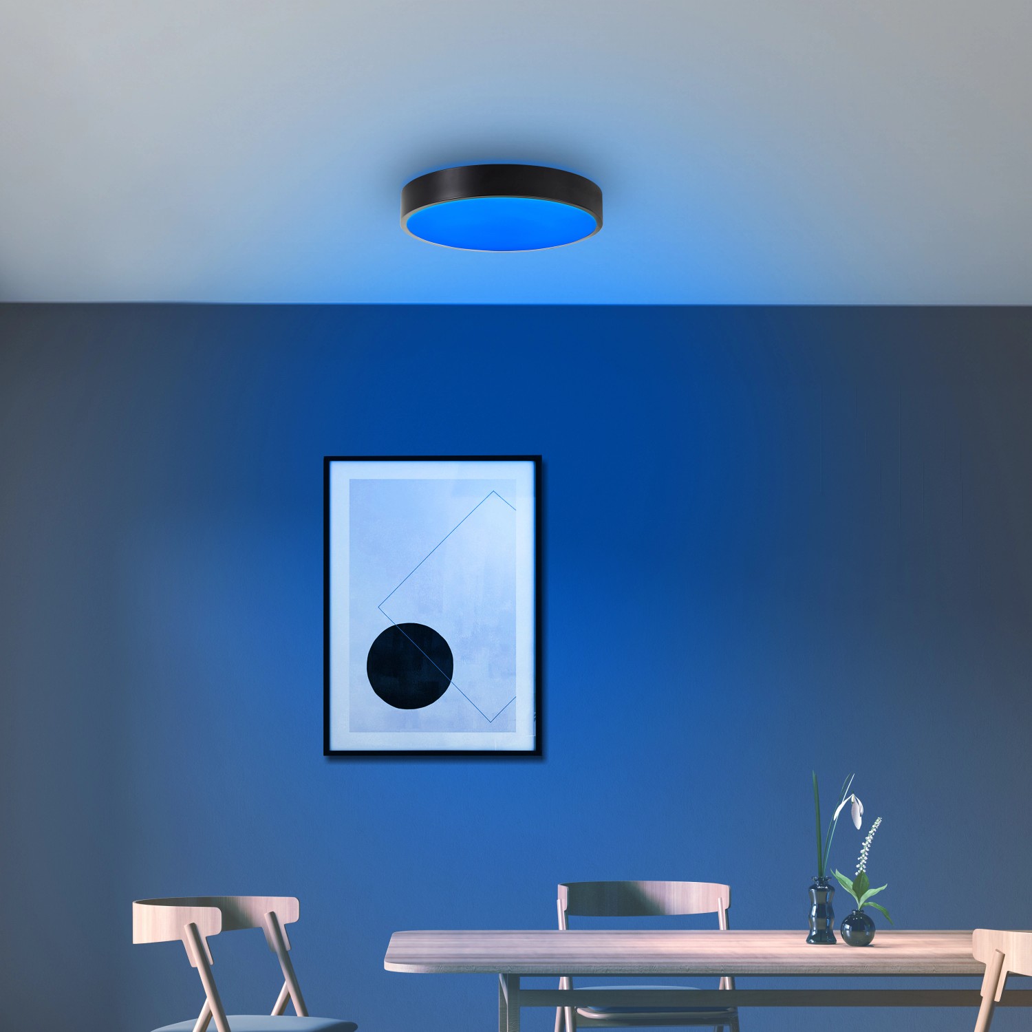 Smarte LED-Deckenleuchte Vadin in Schwarz/Weiß (Ø 33 cm) mit blauer Beleuchtung im Wohnraum.