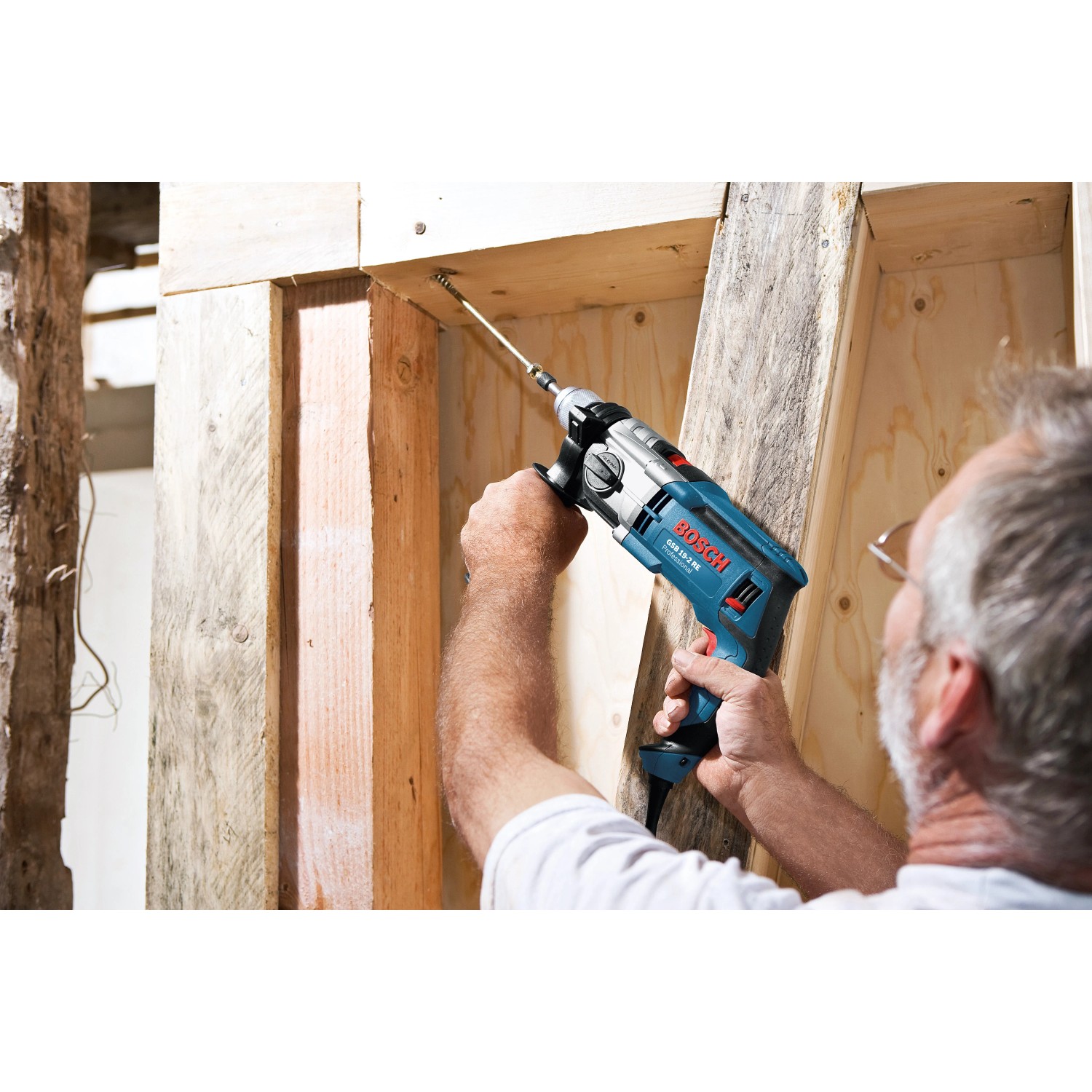 Bosch Professional GSB 19-2 RE Schlagbohrmaschine im Einsatz beim Bohren in Holz.