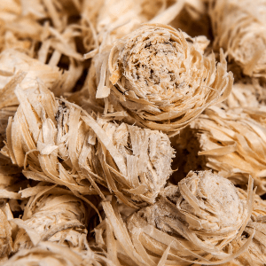 Nahaufnahme von Flammingo Holzwolle Anzündern, ideal für Grill & Kamin.