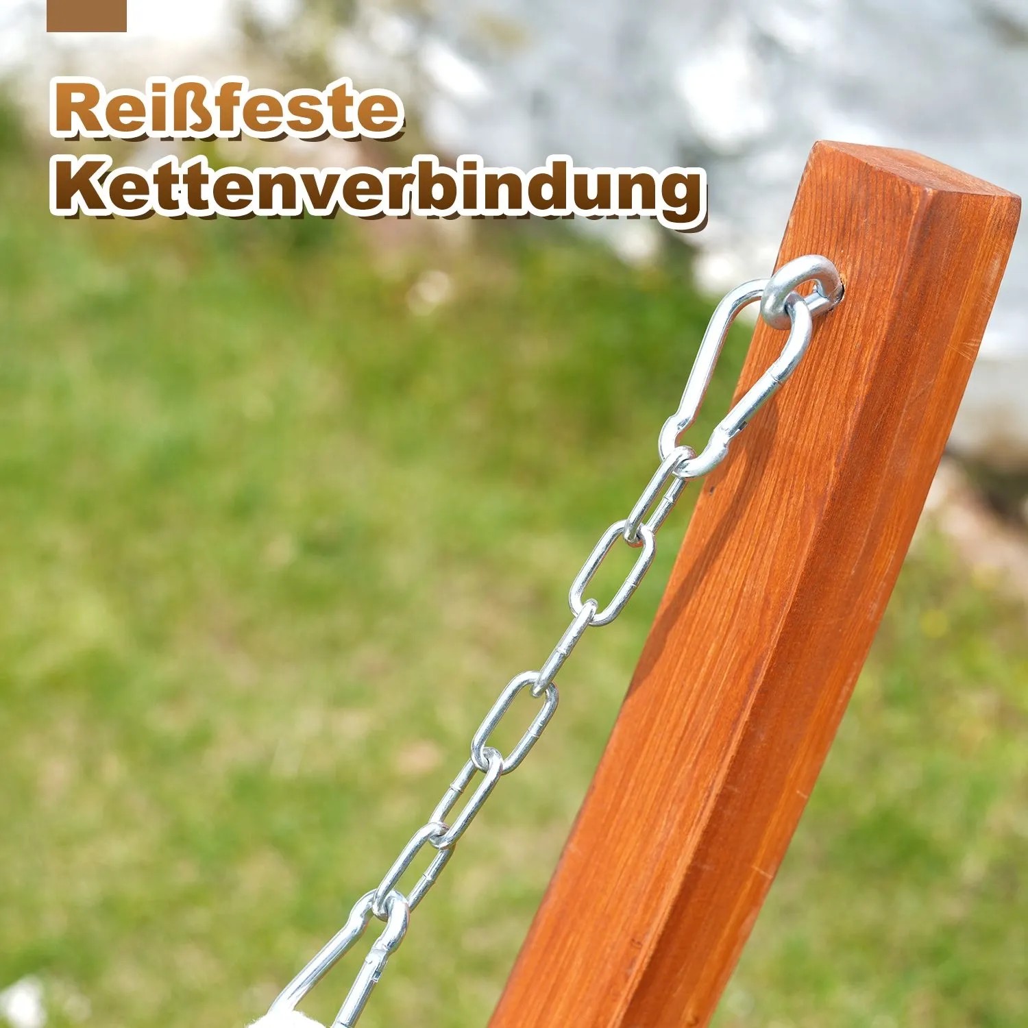 Detailaufnahme Hängematte mit Gestell: Holzpfosten mit Kette und Karabinerhaken.