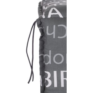 Detailaufnahme: Graue Saumauflage Bellona für Hochlehner Gartenstuhl mit Schriftmuster und Bindebändern.